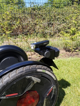 Ninebot Elite Kennzeichenhalter in schwarz oder weiß.