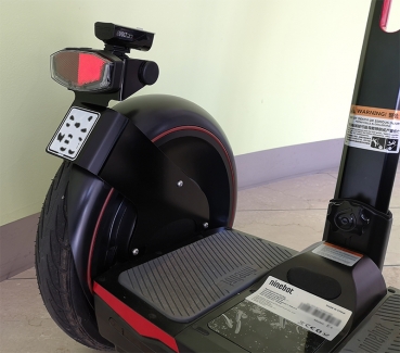 Ninebot Elite Kennzeichenhalter in schwarz oder weiß.