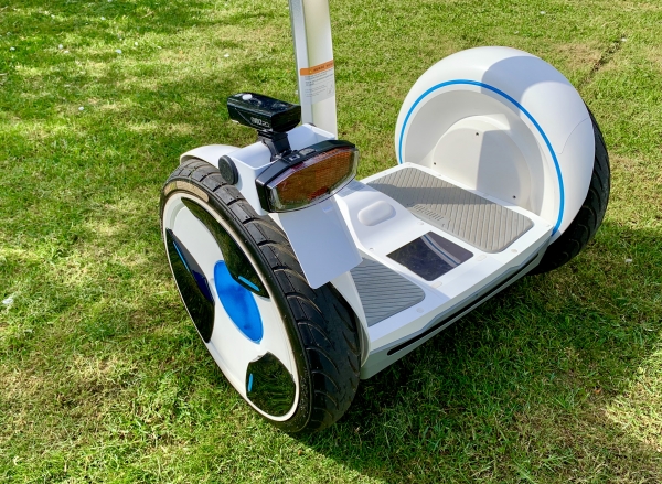 Ninebot Elite Kennzeichenhalter in schwarz oder weiß.